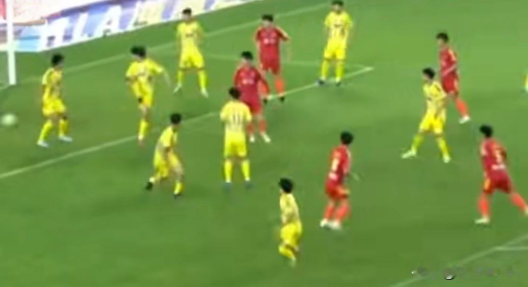 2026年苏超联赛迎来格局巨变，积分榜上演历史性混战，赛场形势出人意料。卫冕冠军