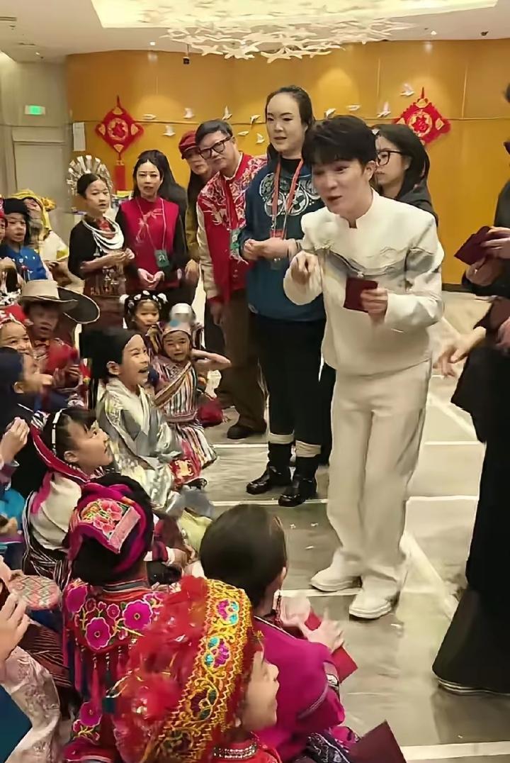春晚演出刚结束，周深特意折返后台，给每位合作萌娃送上新年第一封红包，带队老师专门