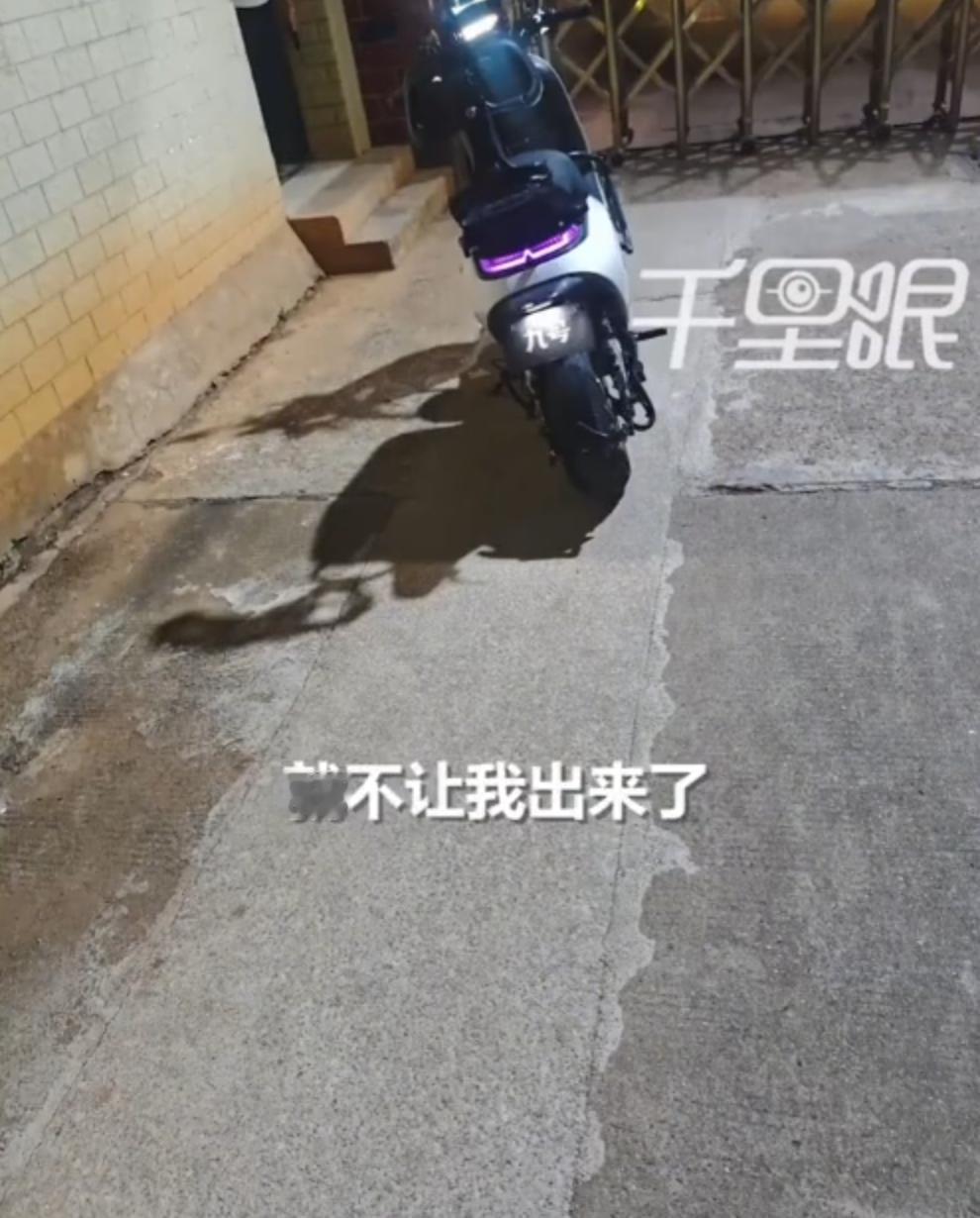 湖南娄底，凌晨一点，深夜跑单的外卖小哥，拼尽全力挣3块钱辛苦费，结果出小区被人拦