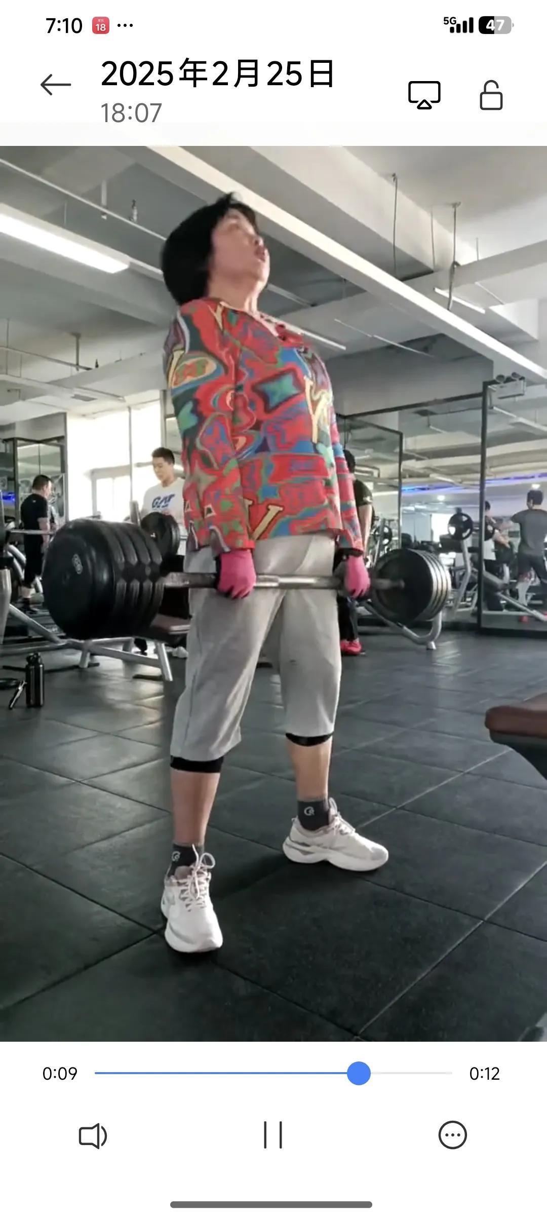 今天睡完午觉，我去了健身房进行一小时的力量训练。汗水浸湿了衣衫，却也让我感觉浑身