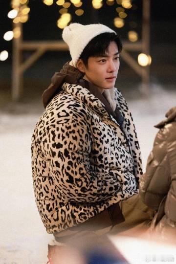 肖战让暖男具象化了看肖战做家务，完全是满分暖男范儿。他能体贴入微地照顾你，又不