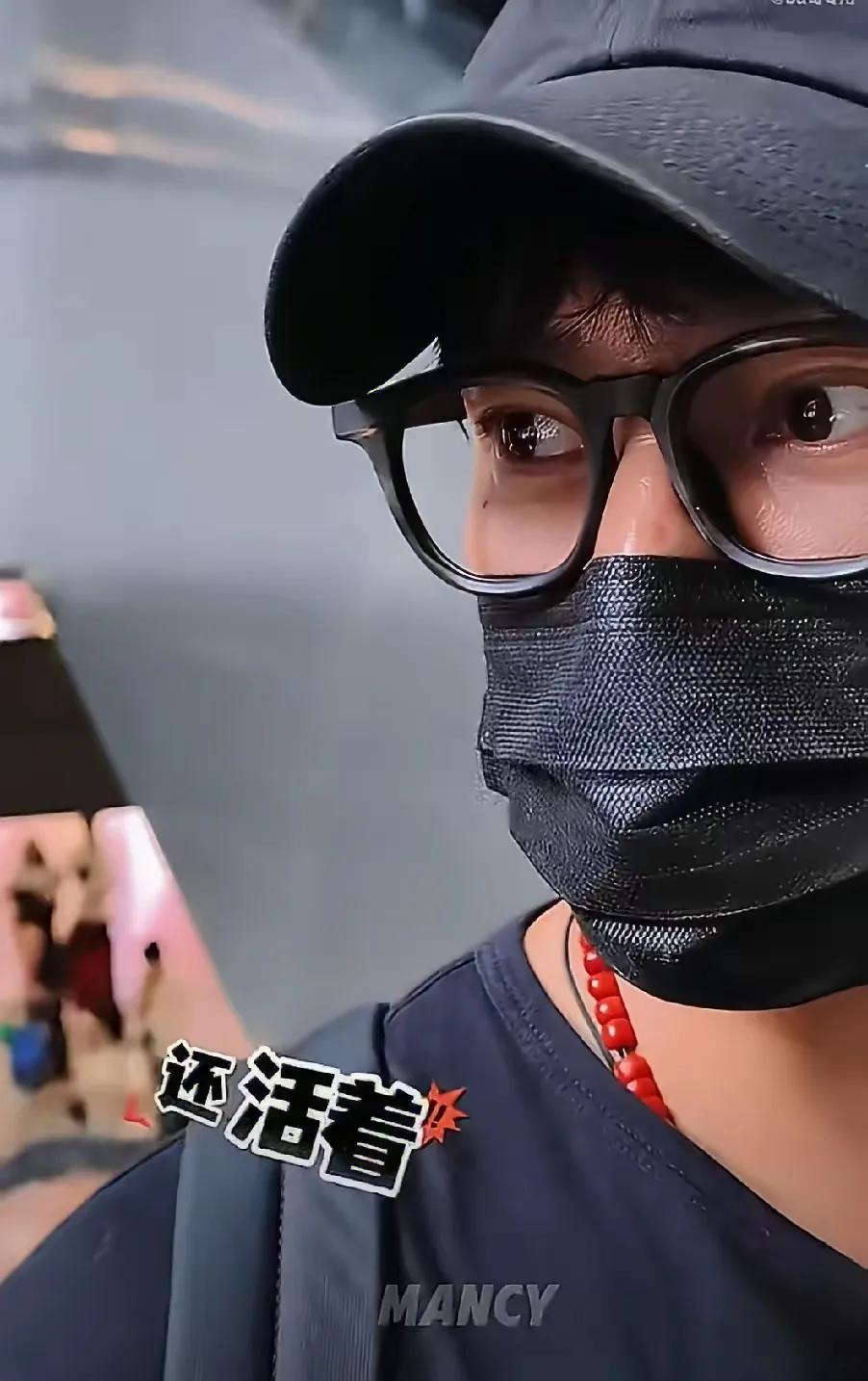 陈坤今天莫名上了热搜——有人在活动上问他最近咋样，他笑着回了一句：还活着呢。