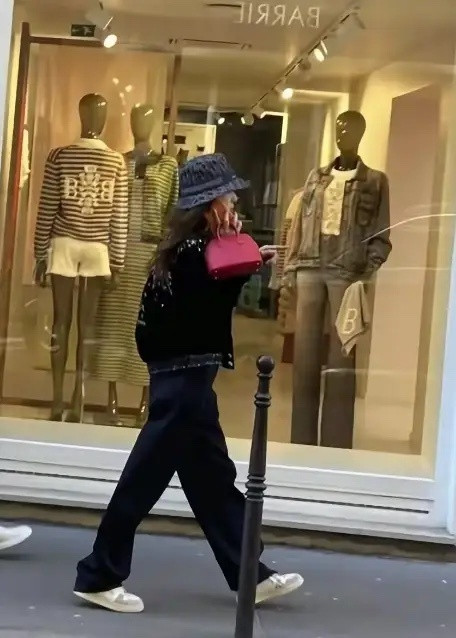 刘强东、章泽天又同框了！近日，有网友在巴黎街头遇见他们，两人各走各的，看着好像有