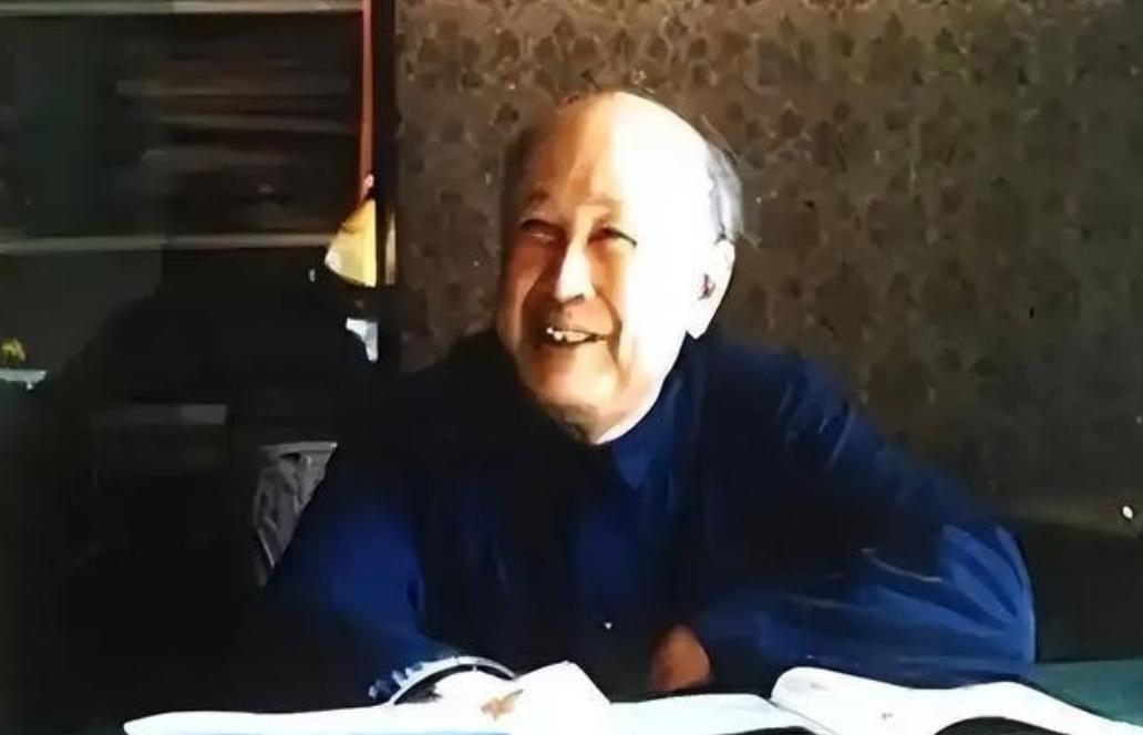 1956年，钱学森参加国宴，可在宴会上竟然找不到自己的座位，就在钱学森尴尬时，毛