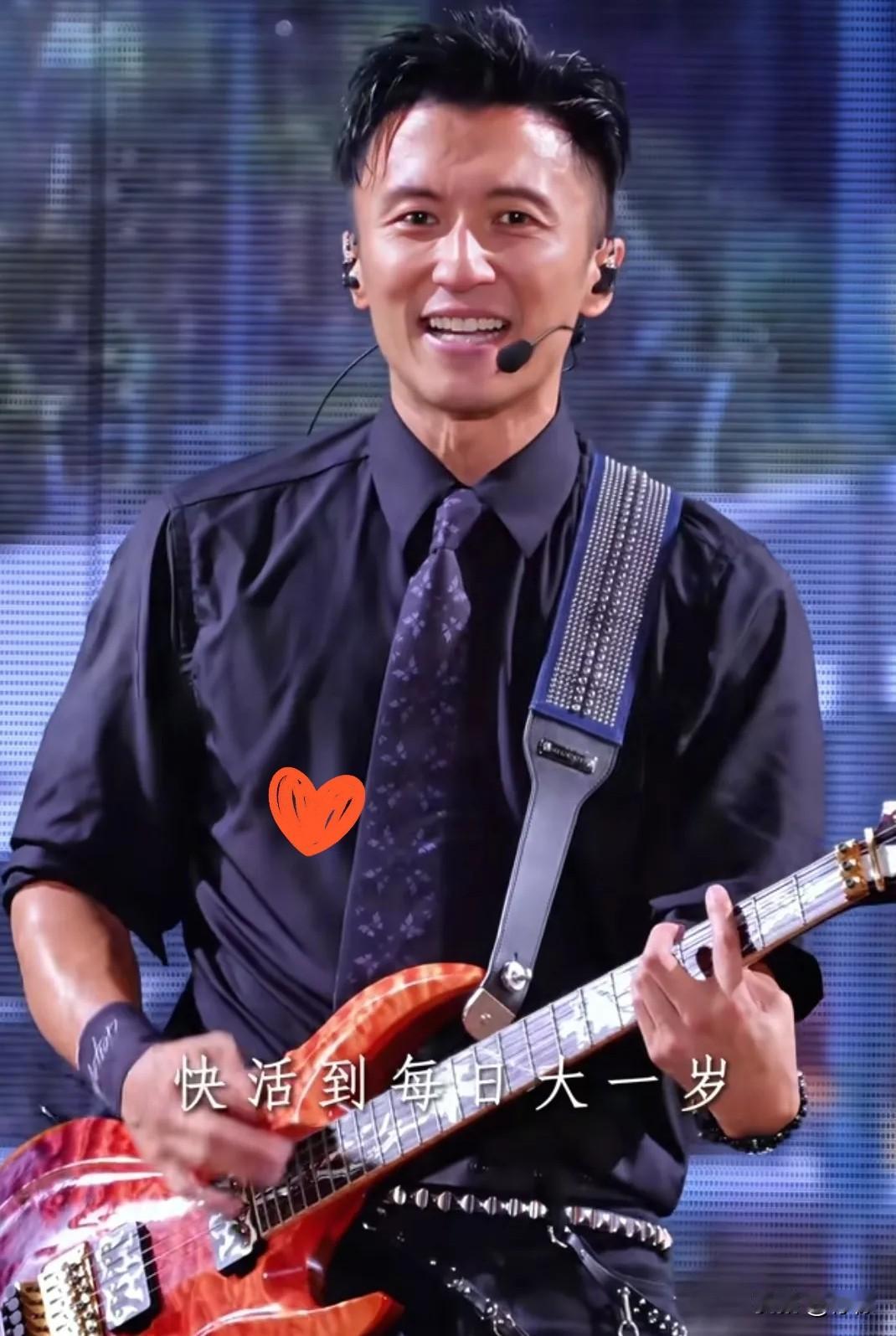 谢霆锋青岛演唱会看哭众人！丧父仅5天登台，笑着演唱眼里却全是泪光看完谢霆锋