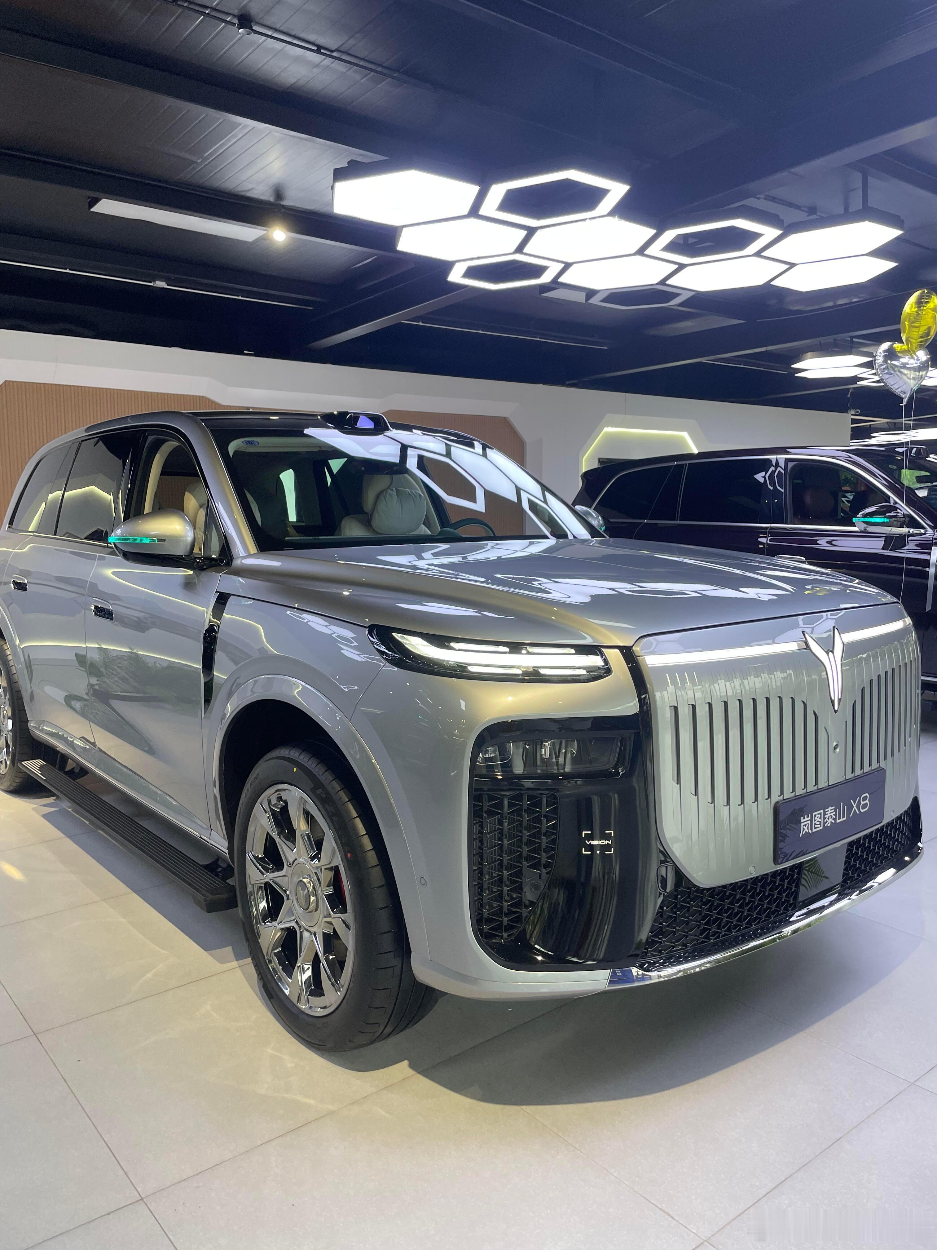 5米2全尺寸大五座SUV，华为乾崑智驾ADS四激光雷达方案，中国首款量产三腔空悬