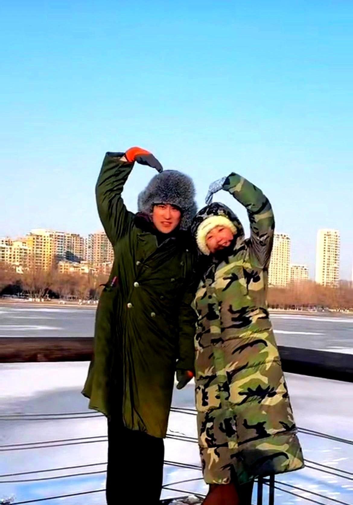 《乡村爱情》的赵玉田和刘英，戏外竟然是真夫妻。两人二十多岁相识于剧组，戏里吵吵