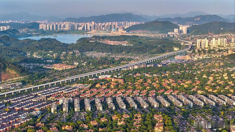 杭州楼市：截止9月16日，杭州楼市已经走出普跌行情，多个区域房价持续回落。滨