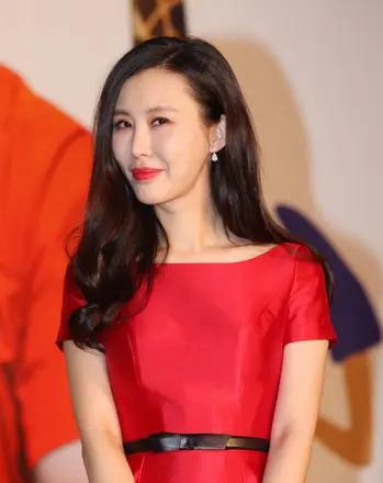 这大姐的某些能力一定是超强的先从衡量独立女性的几个常规维度看一下田女士：颜值