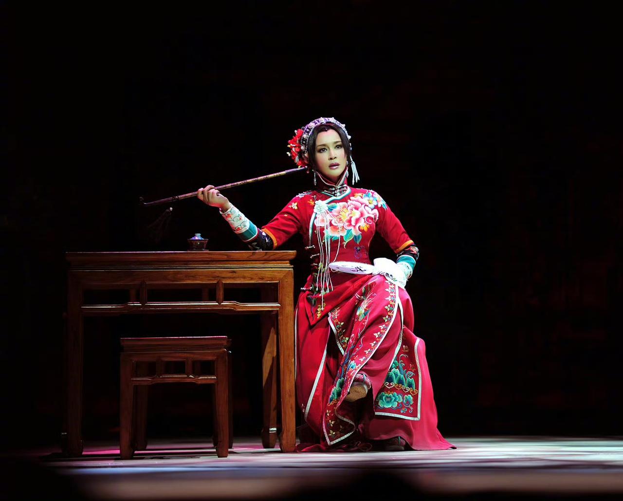 经常有人说刘晓庆乱穿衣，这一次穿搭应该没有人说了吧，我觉得是穿对了，刘晓庆这个话