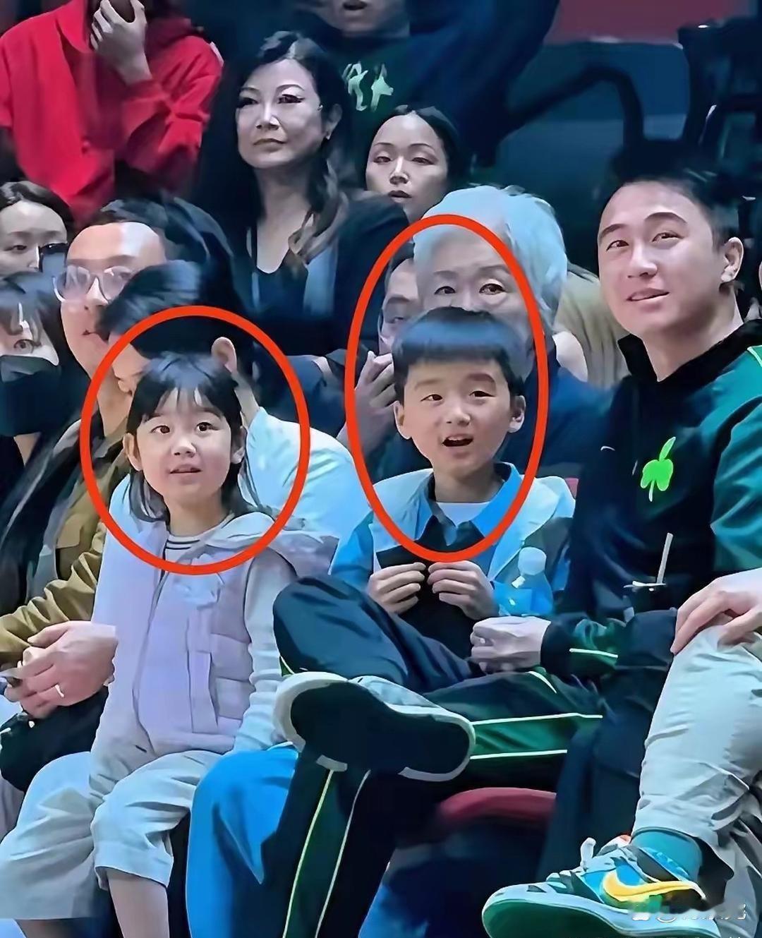 奚梦瑶带儿子逛街被偶遇了，孩子这长相是随了谁​