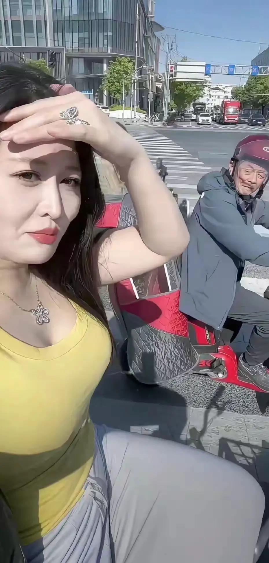 大爷的眼睛，目不转睛的看着，这样骑车安全吗