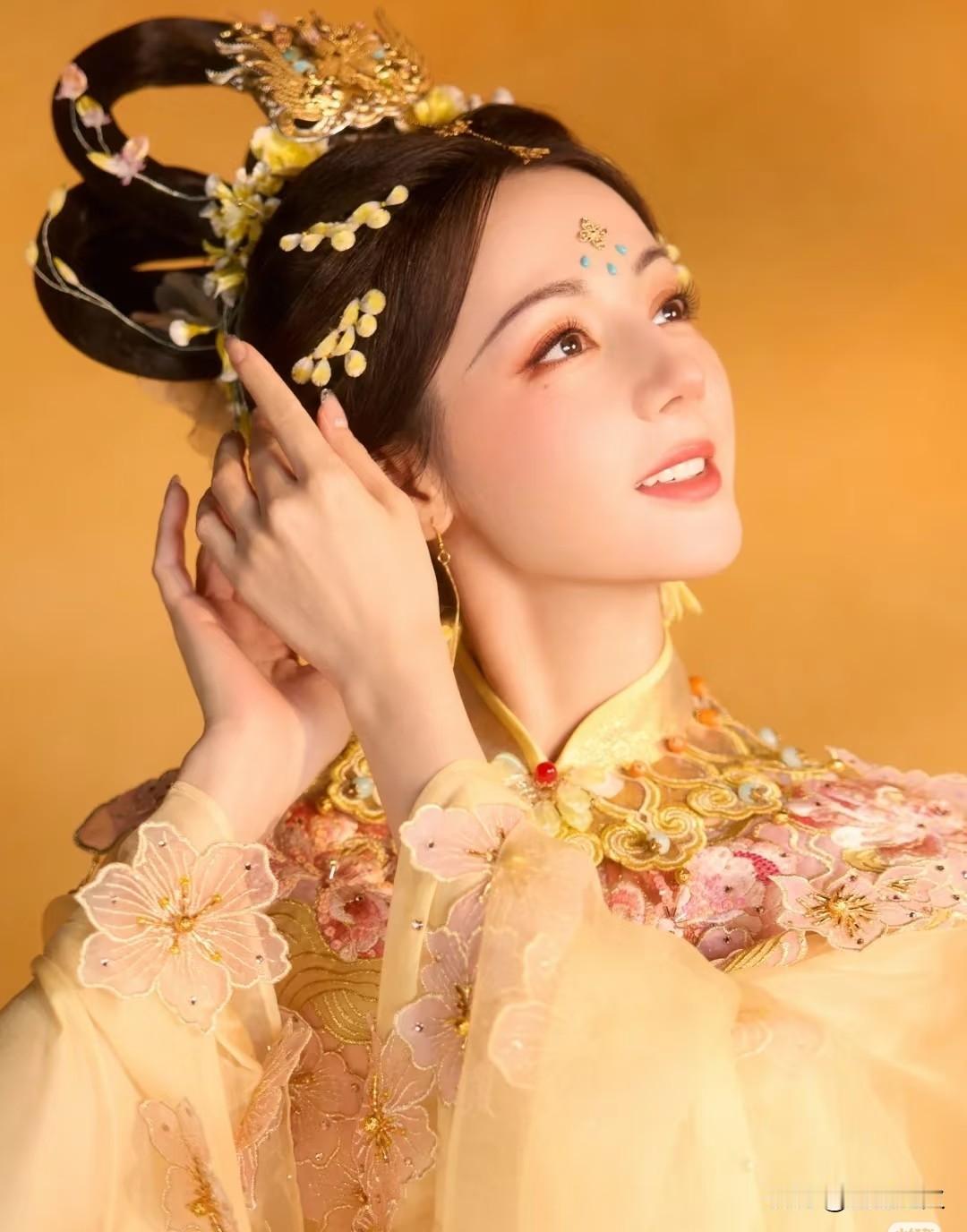 终于搞明白了迪丽热巴最近的状态为何看起来有些怪怪的并非是她不够美，也不是