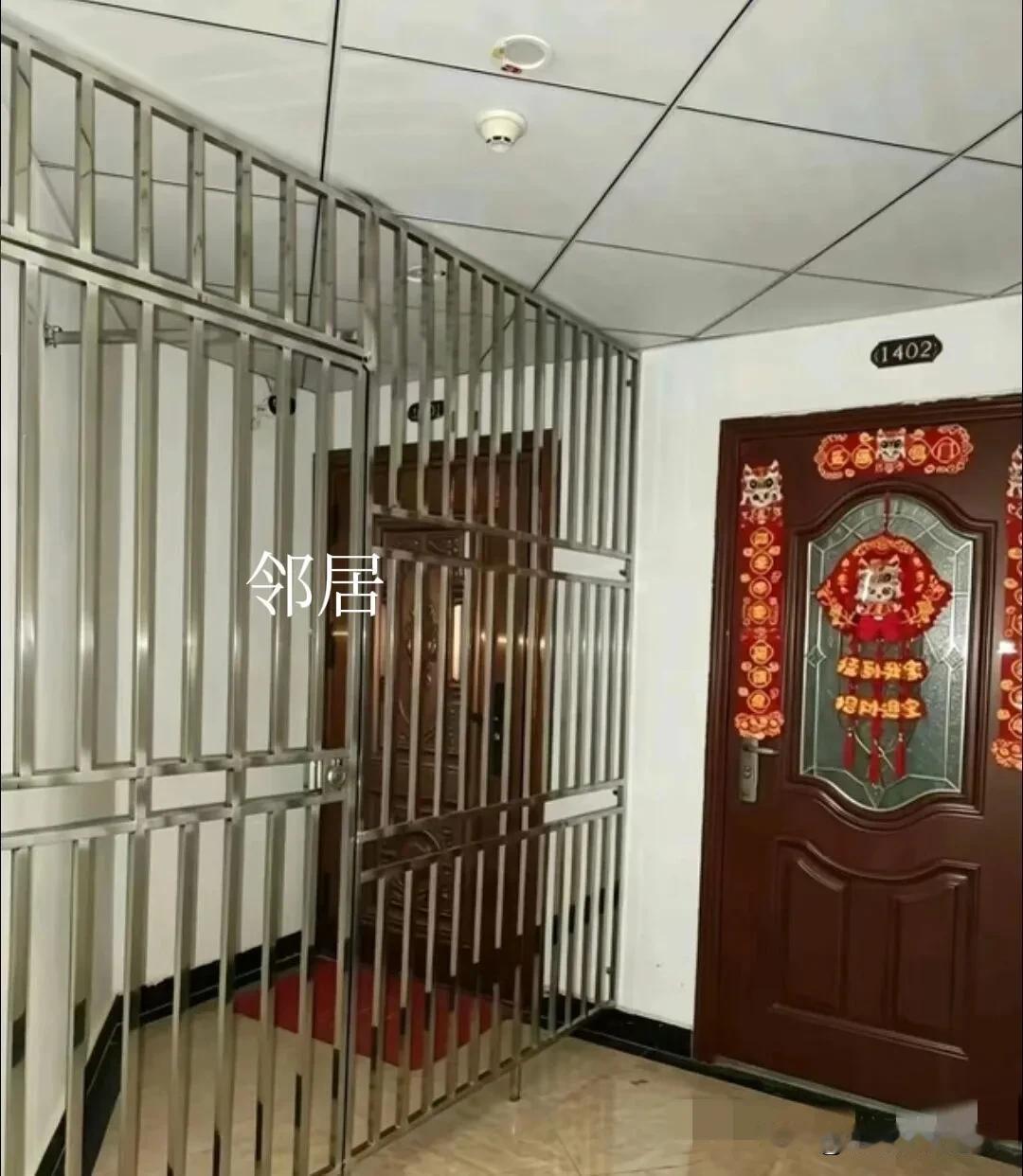 遇到这样的邻居能把你气的直跺脚。几天不在家邻居不打招呼竟然把门前地给圈起来一半，