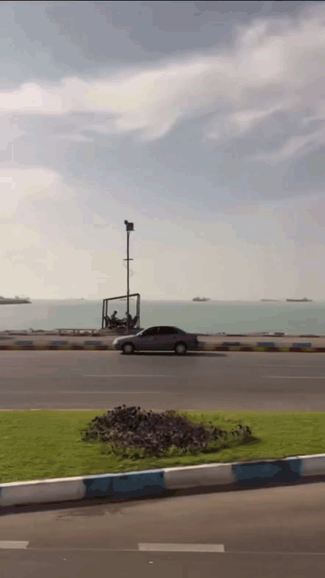 又是见证历史的一刻！这是从陆地拍摄的霍尔木兹海峡里面密密麻麻塞满了各国的油轮