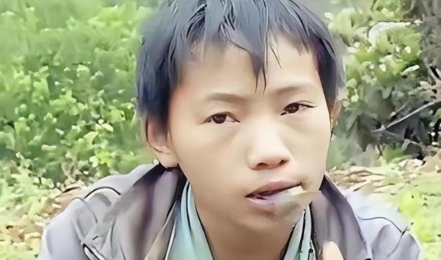 广西6岁男孩，父亲意外去世，母亲带着弟弟离开，为了生存他挖野菜、采野果，谁料在1