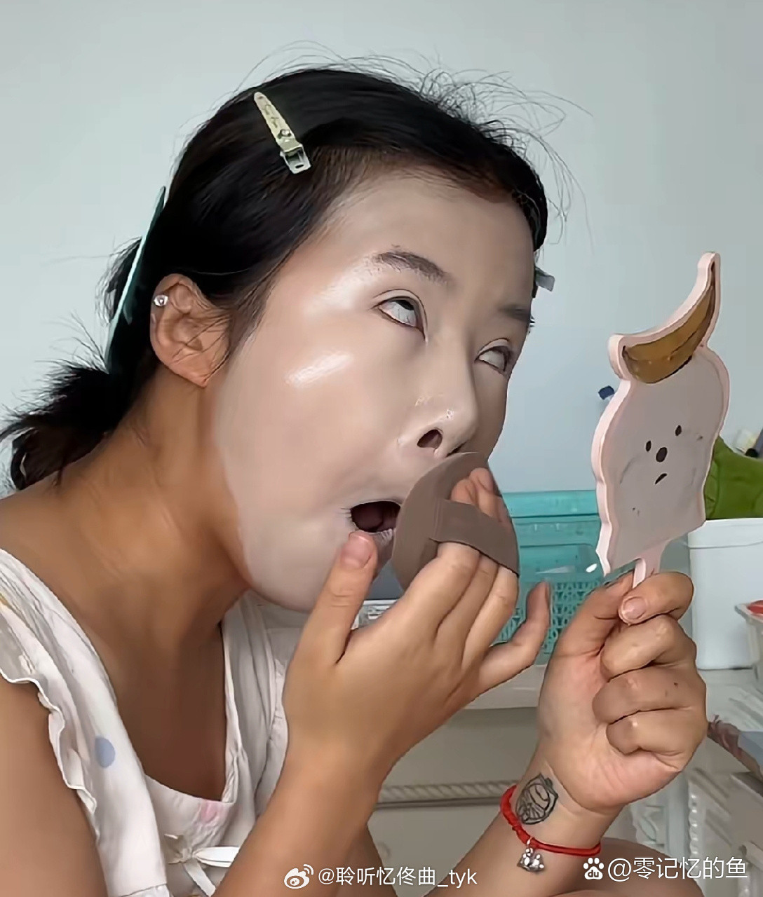 这化妆纯化脸啊，脖子一点儿也不管。