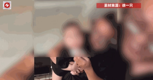 “离了个大谱！”6月26日，广东佛山，11个月大的宝宝自己在地上爬着玩时，突然捡