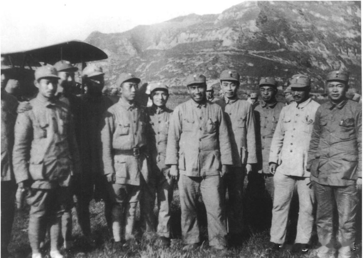 1938年秋，延安，八路军和中共中央的重要领导在六届六中全会期间合影，右起依次为