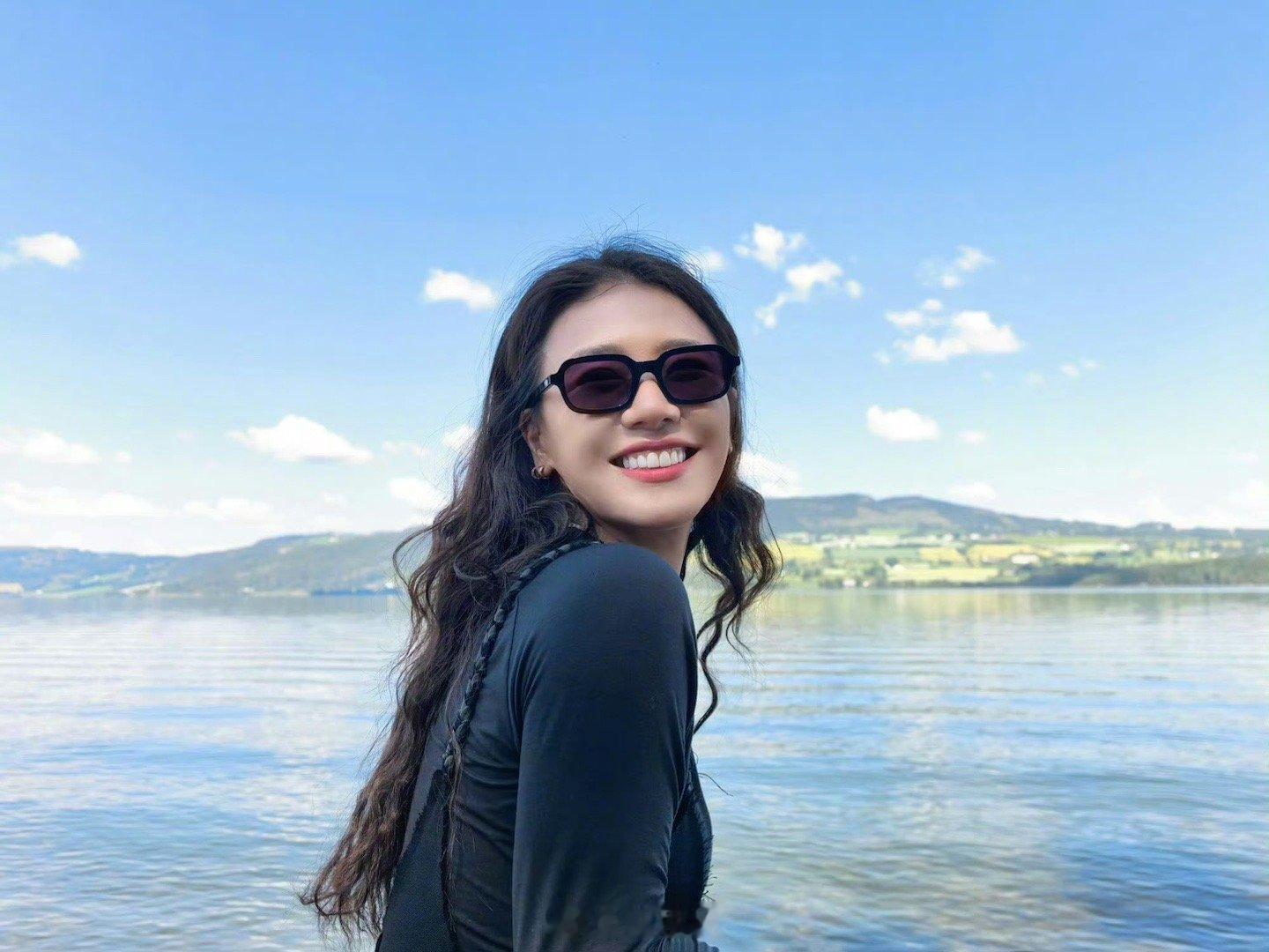 李沁拍的马思纯原来出片的关键是“李沁+马思纯”！一个会拍一个爱笑，画面鲜活又温