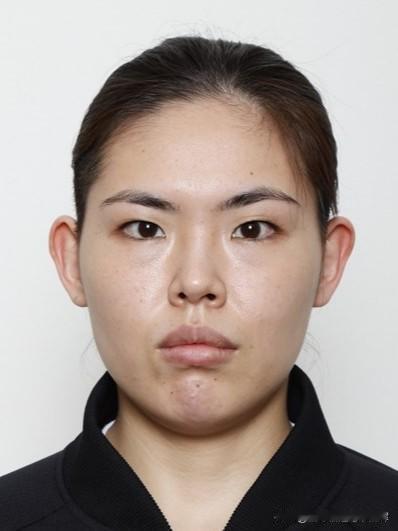 日本女排选手岛村春世，现年34岁，长相冷峻，无论赛场局势大喜大悲，脸上始终不露笑