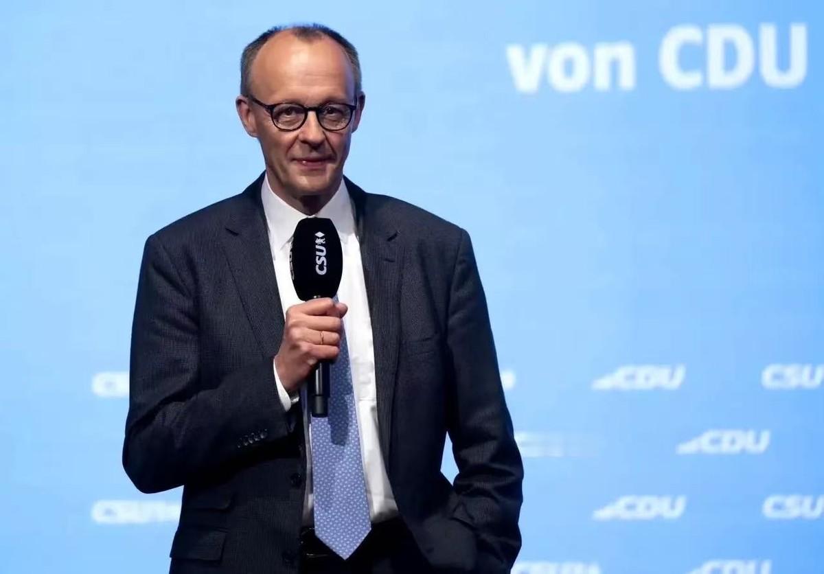 默茨在欧盟理事会的视频会上拍了桌子，说要联合欧洲盟友给中国的新能源产品设限。