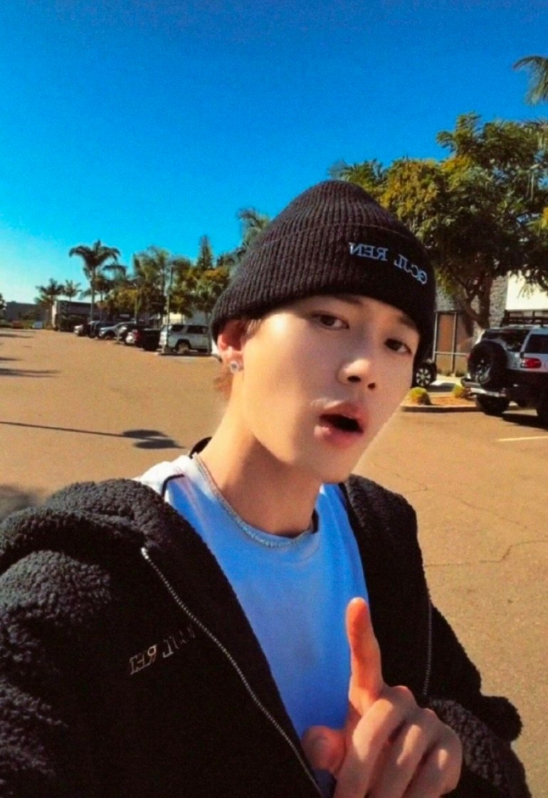 任嘉伦边走边唱任嘉伦真的是内娱神奇又宝藏的存在！不只是会演戏的实力派演员，还能唱