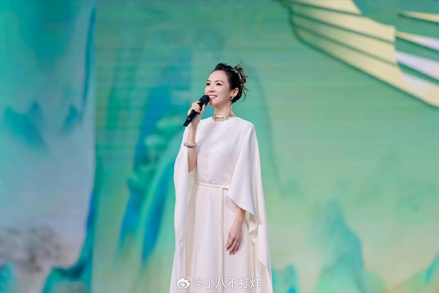 章子怡发言美得不知天地为何物好端庄的大国之美[大笑]在上合组织国家电影节开场发言