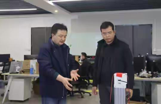 谁懂啊！浙大博士砸40万买车库当实验室，一群年轻人没工资却卷到凌晨，这才是创新该