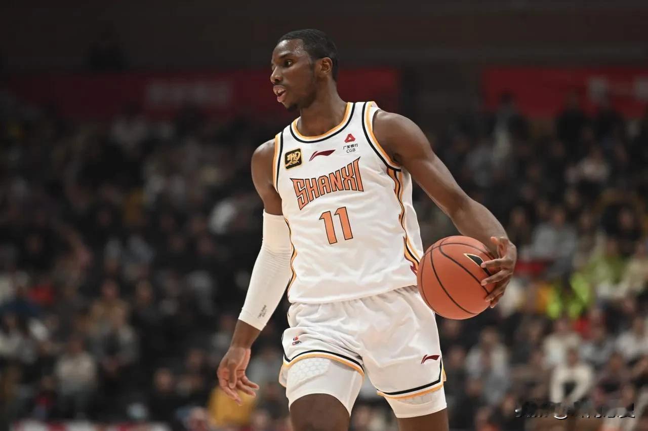 山西花800万美元买了根″搞屎棍″。山西的外援迪亚洛，身体天赋极好，在赛场上能