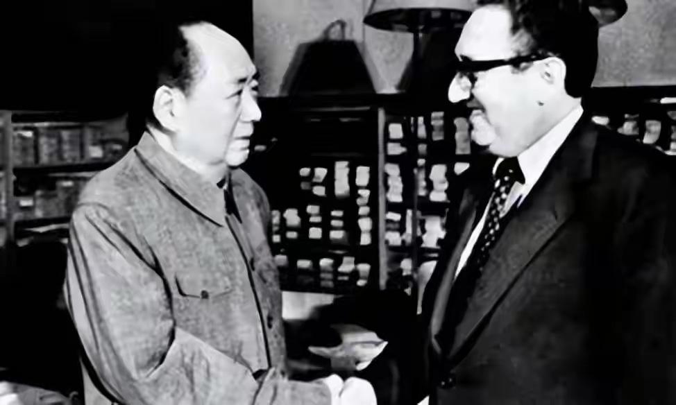 基辛格访华被深深折服，只因这四个细节，感叹毛主席真是历史巨人基辛格，这位被称