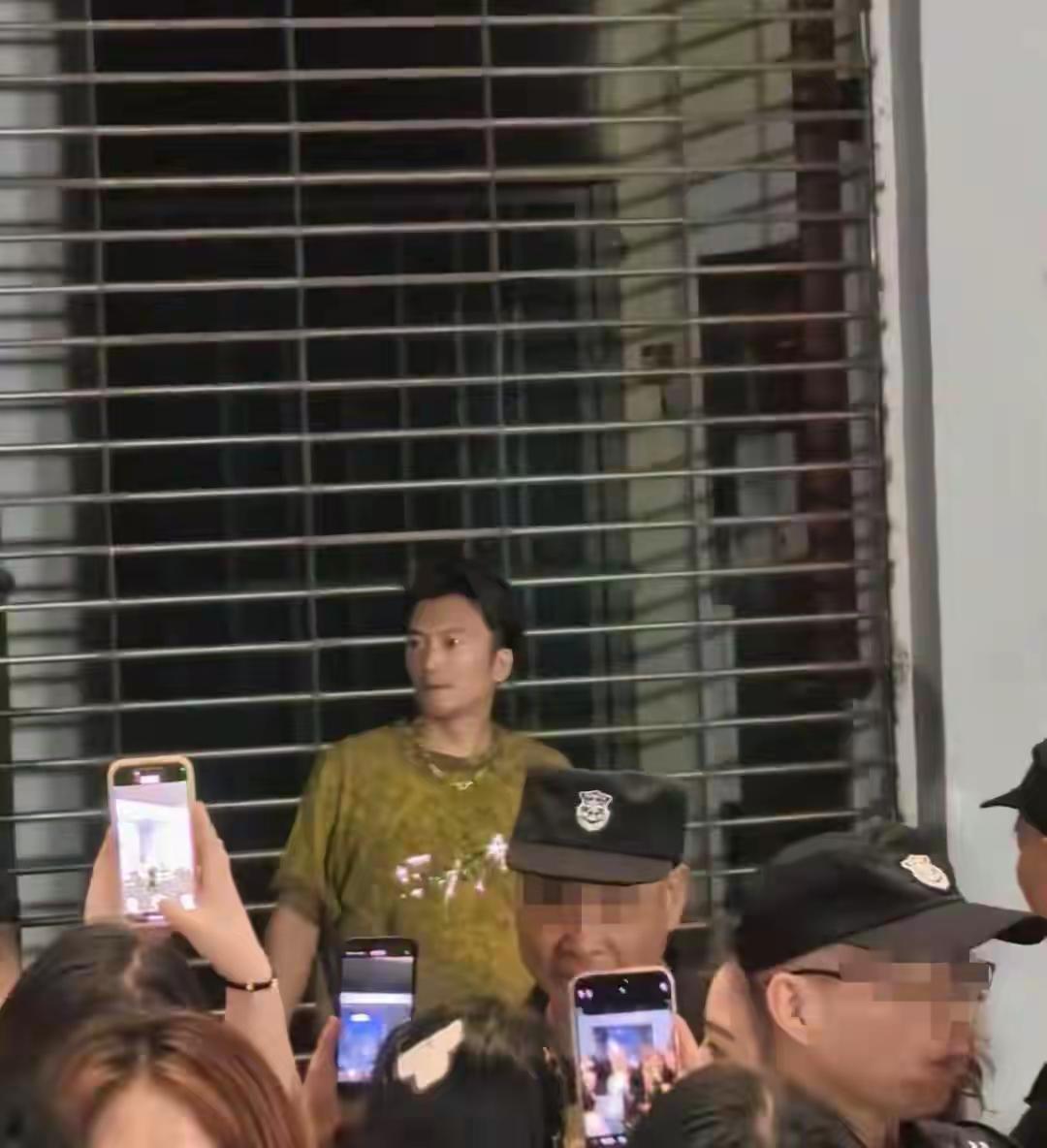 10月6日至7日，谢霆锋在重庆奥体中心开演唱会，现场那叫一个热闹。没想到，一位酷