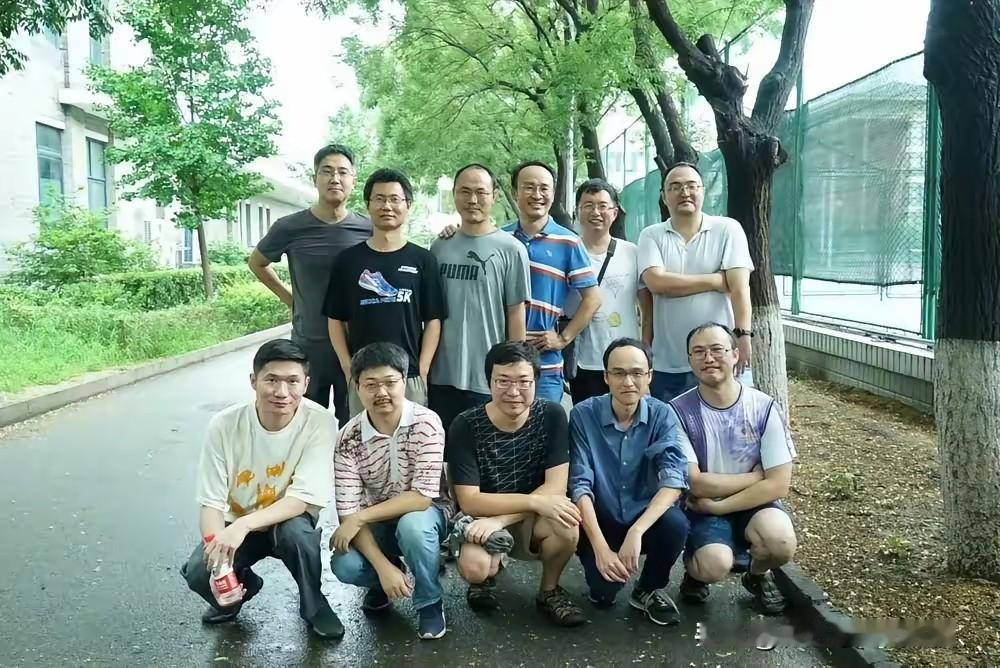 头大脖子粗，不是厨师就是伙夫，也可能是数学家。黄金一代的北大数学家群体碾压了清华