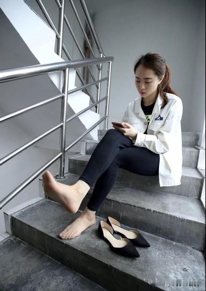 最近有个老外在讨好女领导，又是送花又是送香水。女领导好几次明里暗里不无得意地跟