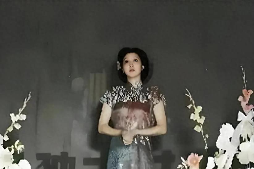 蒋英真实演唱会现场照片曝光，明眸皓齿冰清玉洁，舞台表现魅力令人赞叹！1943年