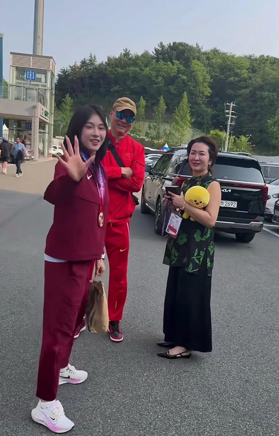 跟她妈妈长得好像，也是一个美人胚子。她应该算是国内运动员中长得最漂亮的了。生
