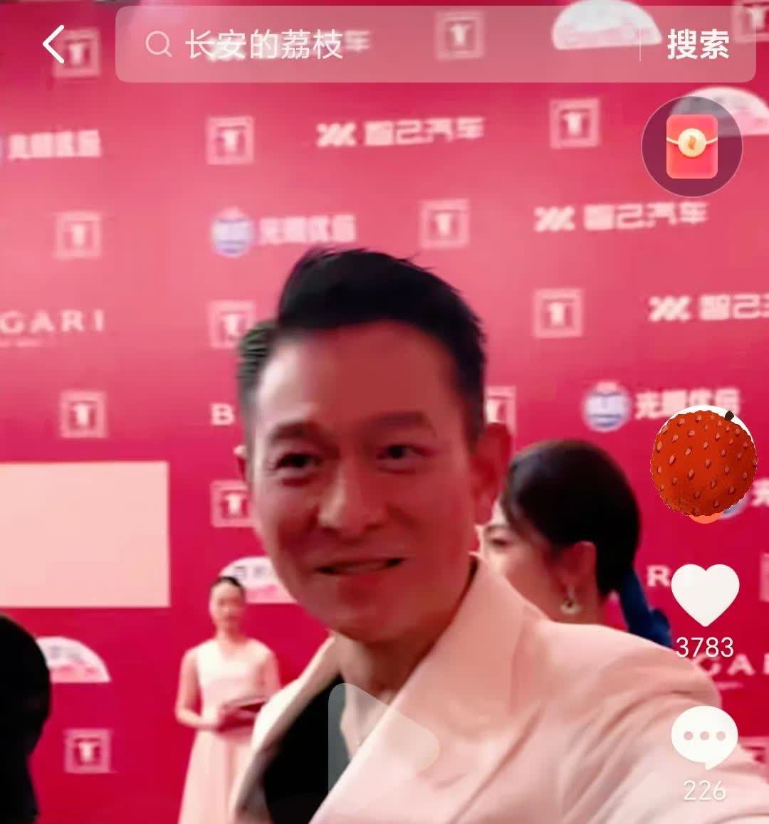 越来越搞不懂刘德华了！都60多岁的人了，
