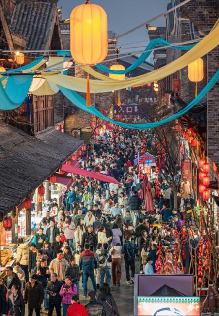 耗掉调休、抢高价机票、抢破头订酒店，跑上千公里，图啥？到了才明白：各地景区像同一