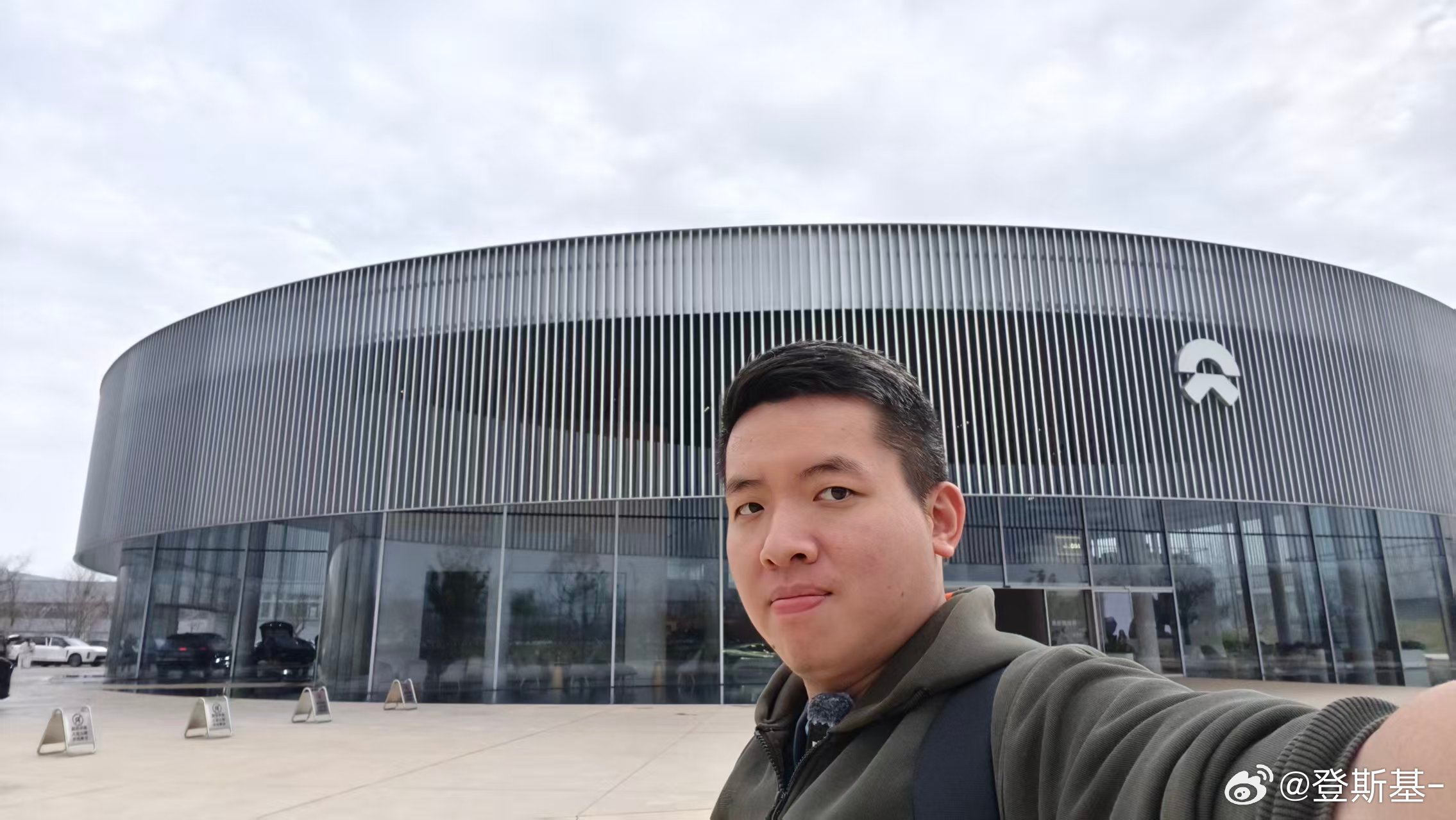 进入了蔚来新桥二工厂率先看到头一批ES9生产体量看起来其实跟ES8差不多。远望的