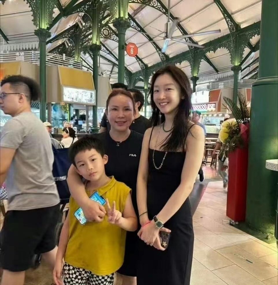 一直以为周冬雨很矮，看到她和路人的合影后才发现，她原来是瘦不是矮
