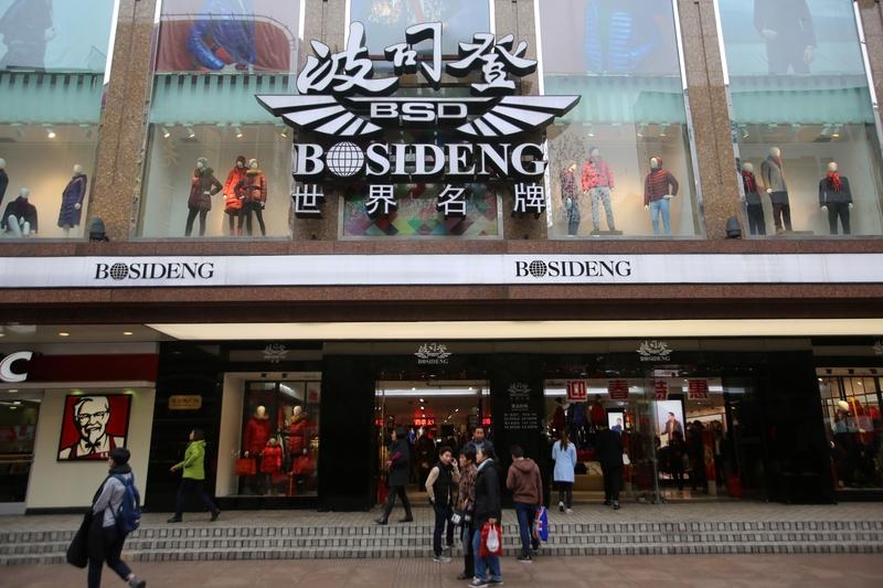 波司登这回可能真觉得市场不一样了。店里那些标价上万的经典款，现在问的人少了很