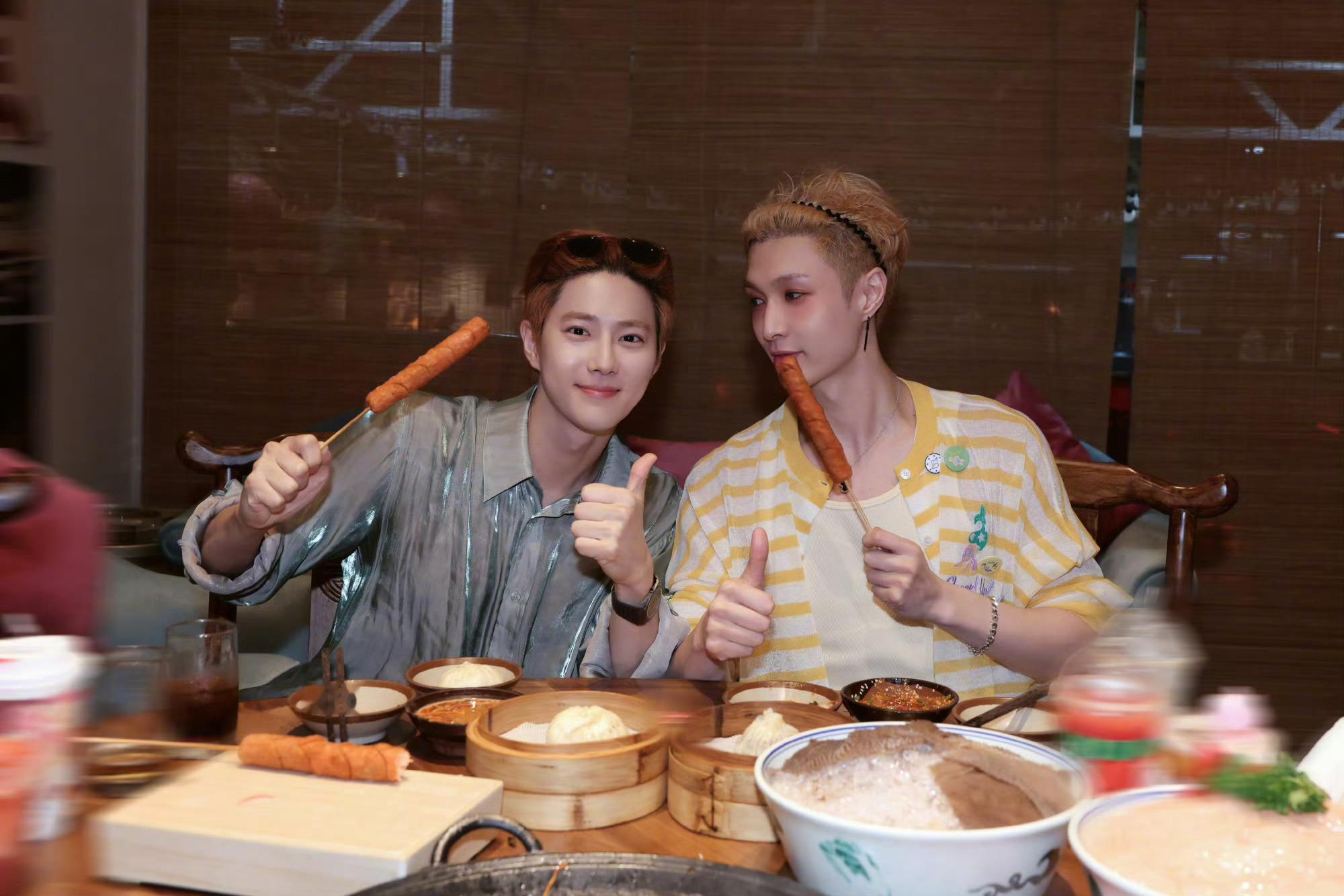 张艺兴晒与金俊勉的合照张艺兴本人是真的嫩十年如一日的状态​​​