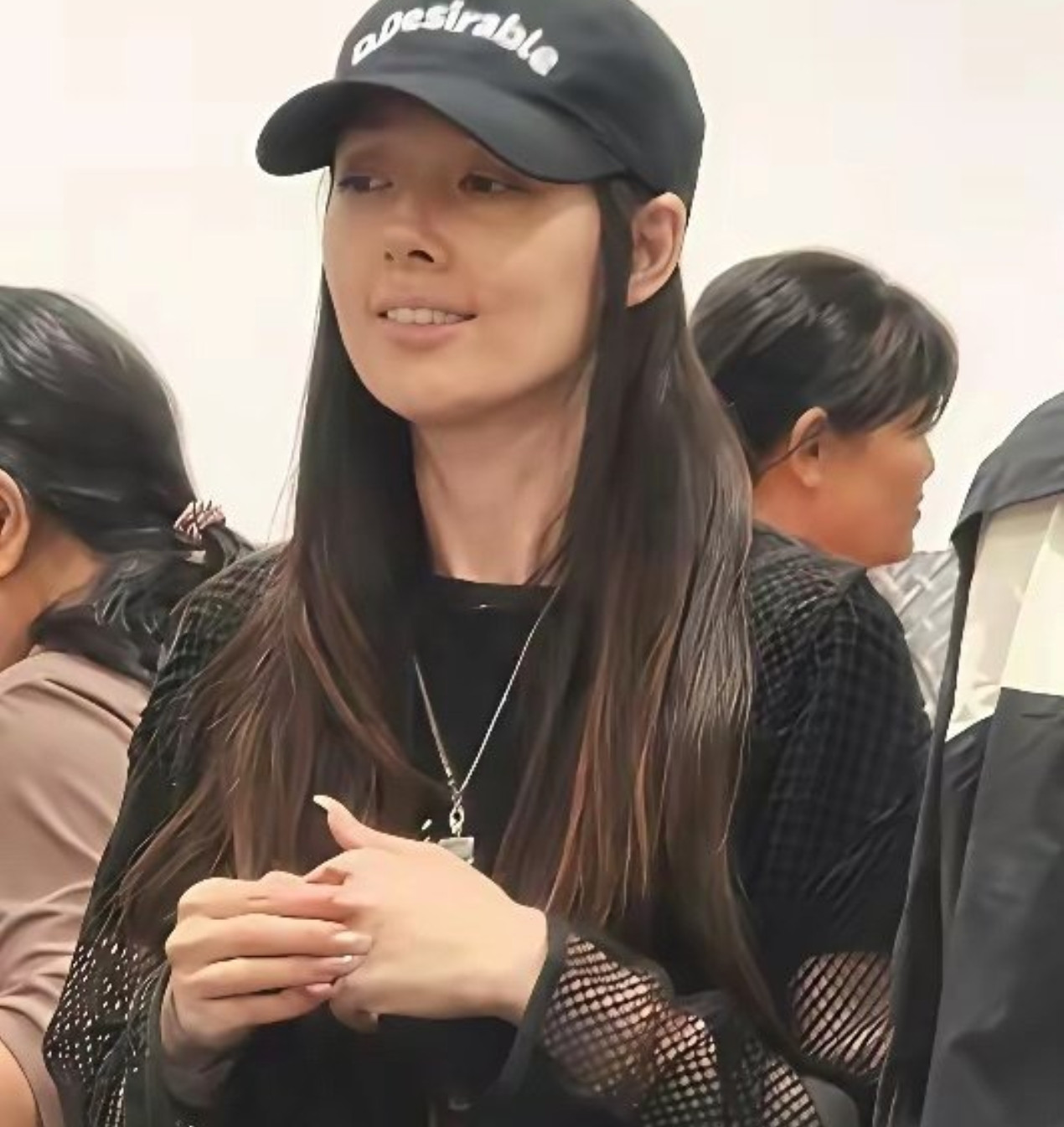 郭碧婷不化妆的样子，还挺吓人的。脸上一点气血都没有，脸颊都瘦得凹陷了，看来生娃带娃都蛮伤女人元气。​