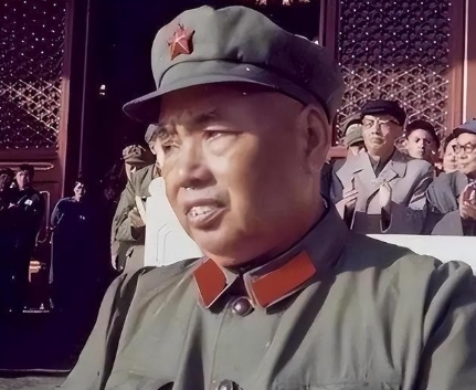 1955年，醉醺醺的许世友，突然接到北京打来的电话，许世友有些不太高兴的说道：“