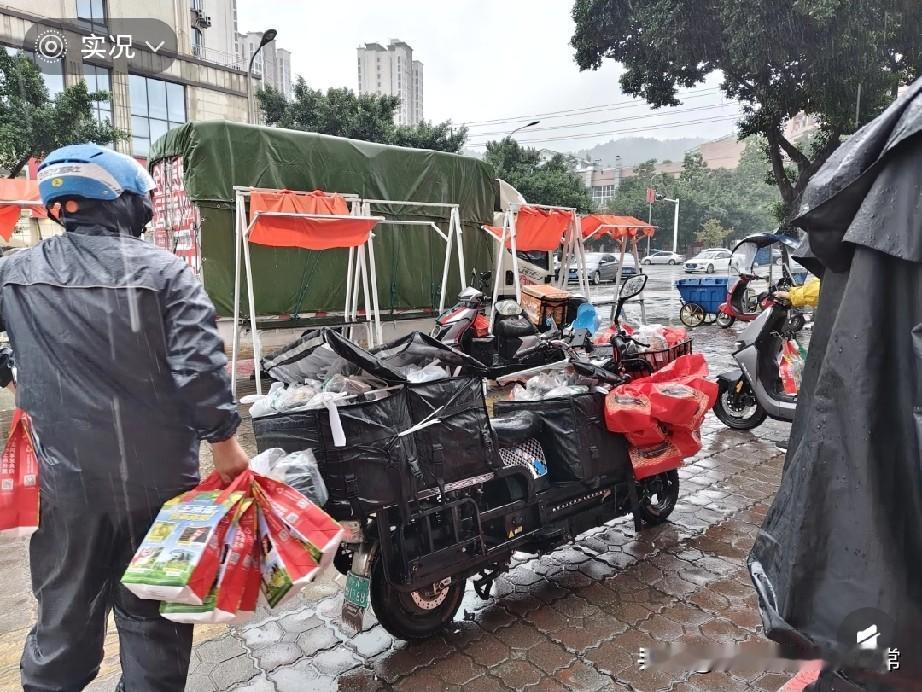 外卖单王！三箱外卖+外挂十几杯奶茶这硬核操作！雨天偶遇外卖单王，三个外卖箱