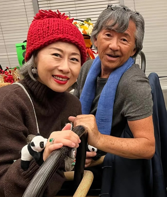 64岁叶倩文，78岁林子祥，这对老夫妻真甜蜜呀，无儿无女也过得超幸福……在深