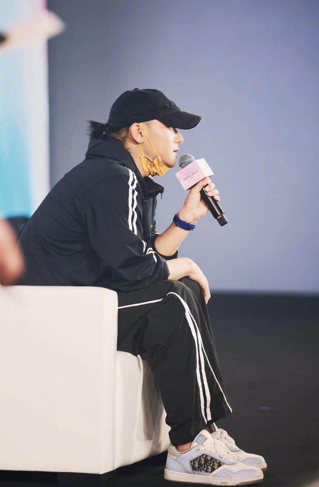 越来越看不懂黄子韬了简直太迷了你说他聪明吧，作为归国四子其一，他看起来脑袋不