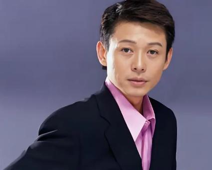 2001年，程前妻子王越发现，丈夫与一个漂亮姑娘有染，规劝不成后愤而离婚。姑娘是