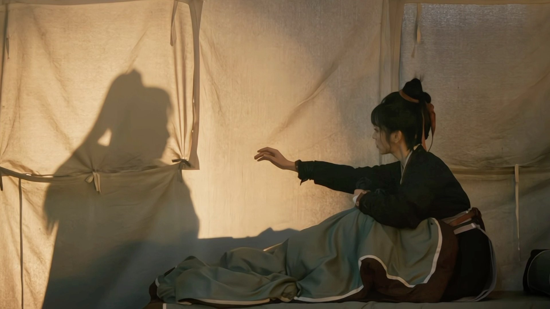 逐玉张凌赫回头看田曦薇向前走张凌赫回头看田曦薇向前走他回头的瞬间，她恰好向前。张