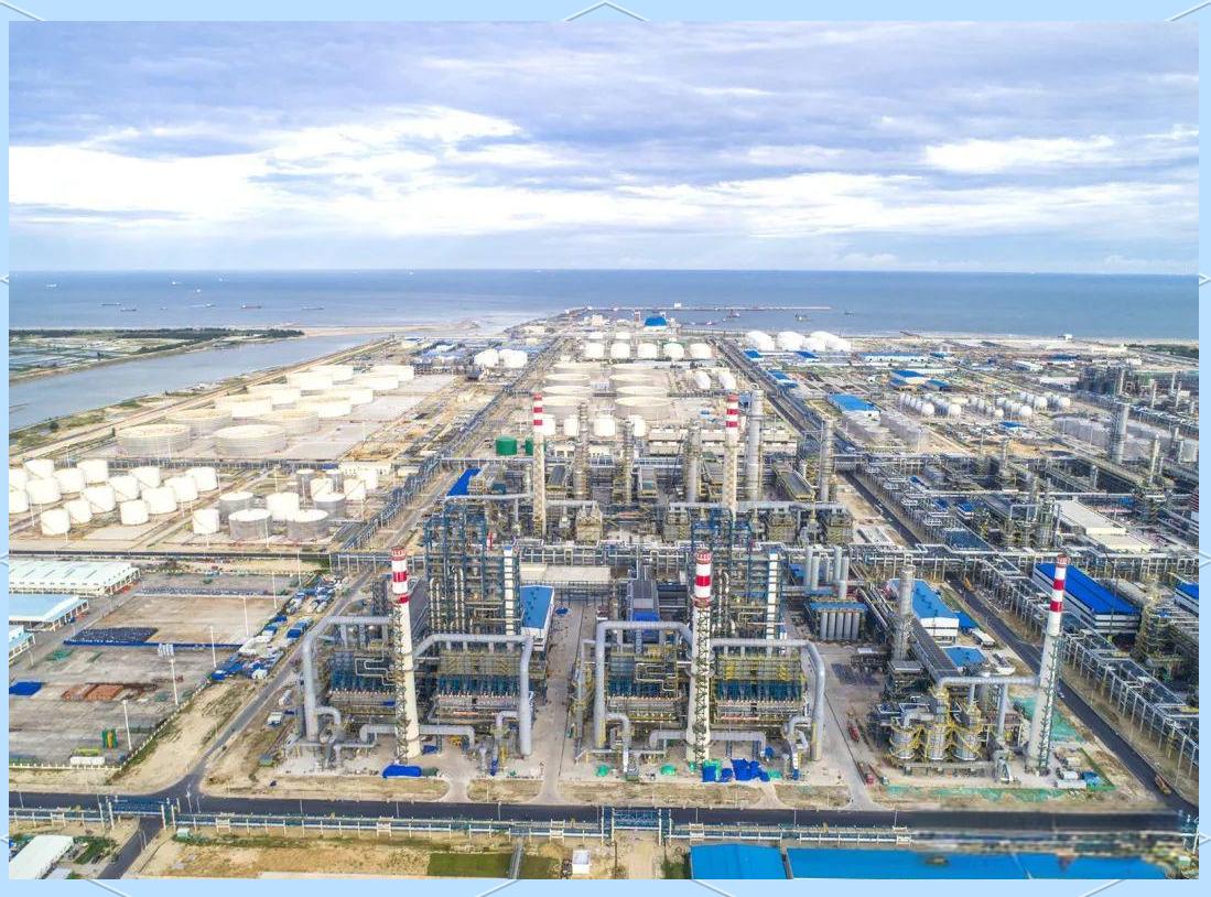 汕头和揭阳这些年竞争石化项目揭阳胜出，现在石化已占揭阳GDP的半壁江山粤东